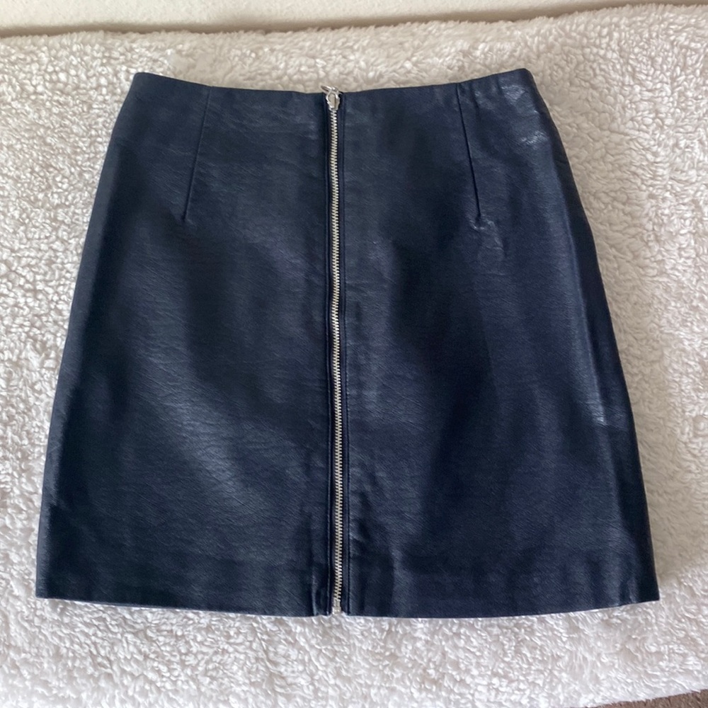 H&M Divided Women’s Faux Navy  Mini Skirt With Front Pull Up Ring Zipper Size 2